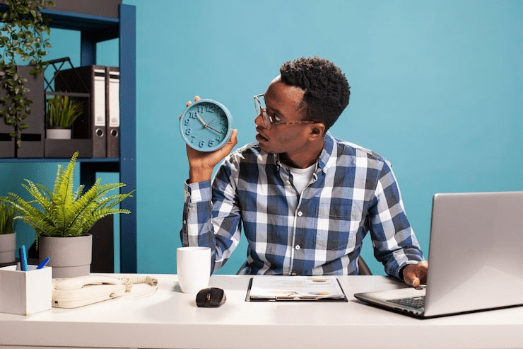 What’s the Difference Between Time To Hire vs Time To Fill? 5 A hiring manager holding a clock